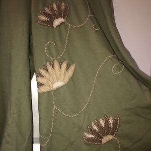 Organic cotton gaucho pants with lotus appliqué